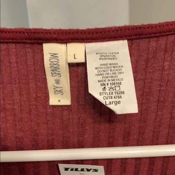 Short sleeves low cut crop top - Picture 3 of 4